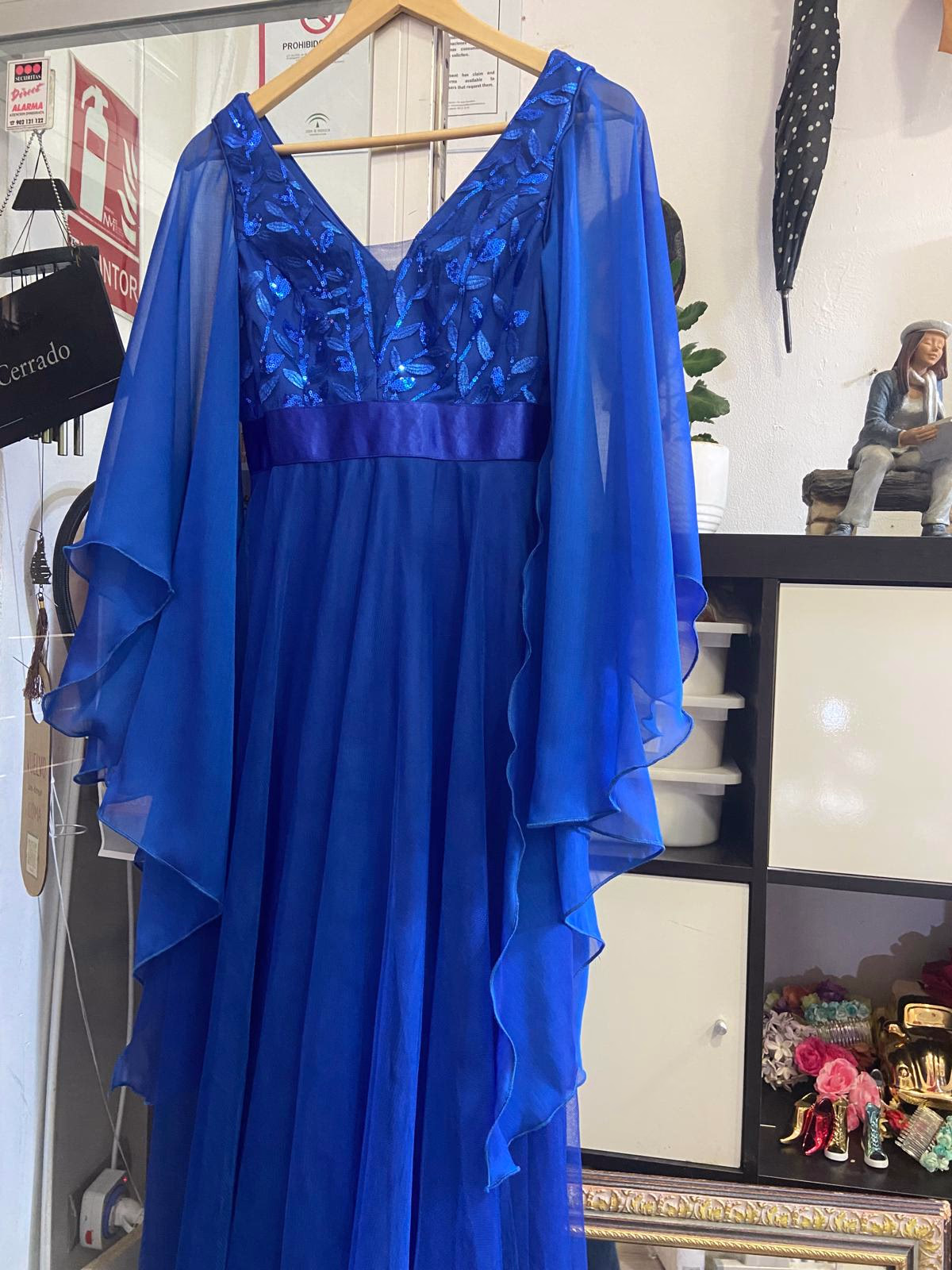 Equipo de costureras profesionales realizando arreglos de ropa y confección a medida en taller textil en Málaga.