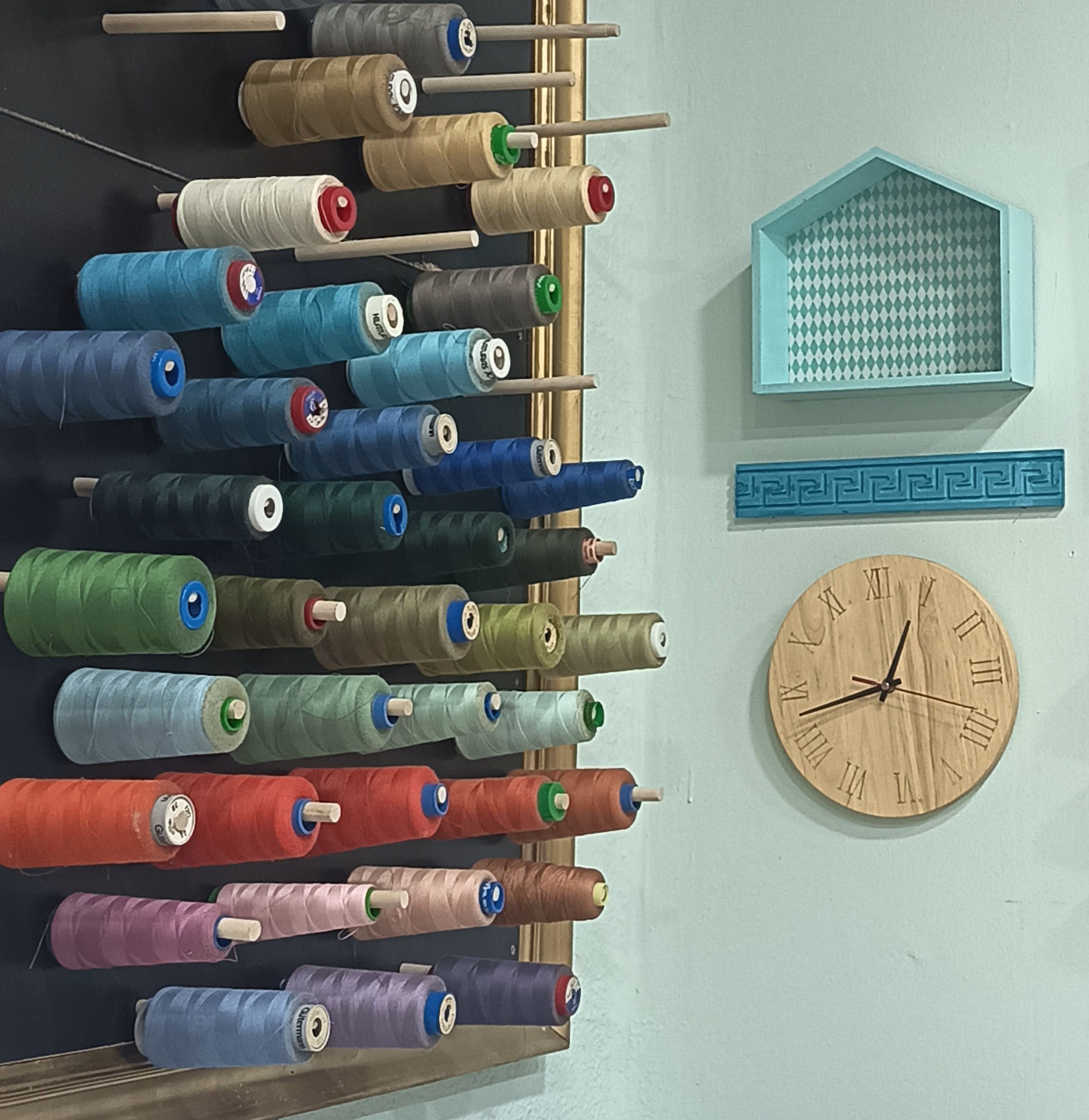 Hilos de colores organizados en taller de modistería en Málaga, espacio profesional de confección y arreglos de ropa a medida.